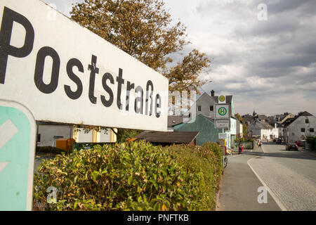 21. September 2018, Bayern, Lichtenberg: "poststraße" ist auf einer Straße Zeichen geschrieben. Im Hintergrund sehen Sie die Bushaltestelle. SoKo Peggy gab eine Pressekonferenz heute morgen auf die neue Untersuchung in der Peggy Mordfall. Während eines Interviews, einen 41 Jahre alten Angeklagten hatte erklärt, dass er das leblose Kind von einem anderen Mann an der Bushaltestelle Poststraße genommen hatte. Danach brachte er den leblosen Körper des Mädchens in einem Wald im Mai 2001. Foto: Daniel Karmann/dpa Stockfoto