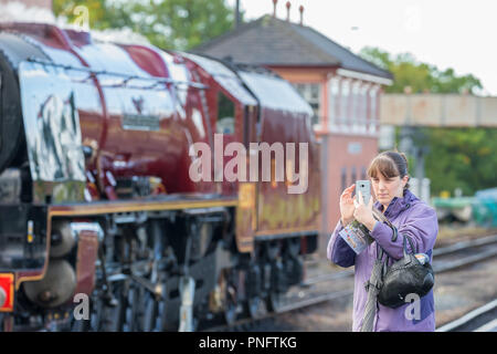 Kidderminster, Großbritannien. 21. September 2018. Tag zwei des Severn Valley Railway Herbst Dampf Gala sieht die Massen in Scharen zu Kidderminster SVR-Station. Trotz Regen, Zug Enthusiasten jede Gelegenheit ergreifen, um die heutigen Speicher Dieser UK Dampflokomotiven erfassen, besonders die Herzogin von Sutherland, glänzend in ihrem feinen Crimson livery. Quelle: Lee Hudson/Alamy leben Nachrichten Stockfoto