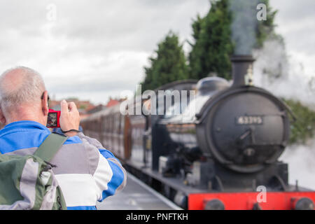 Kidderminster, Großbritannien. 21. September 2018. Tag zwei des Severn Valley Railway Herbst Dampf Gala sieht aufgeregt scharen scharen zum Kidderminster SVR-Station. Trotz der Regenschauer, Zug Enthusiasten jede Gelegenheit ergreifen, um die heutigen Speicher dieser kolossalen besuchen Dampflokomotiven erfassen, besonders die Herzogin von Sutherland, glänzend in ihrem feinen Crimson livery. Quelle: Lee Hudson/Alamy leben Nachrichten Stockfoto