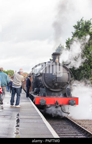 Kidderminster, Großbritannien. 21. September 2018. Tag zwei des Severn Valley Railway Herbst Dampf Gala sieht aufgeregt scharen scharen zu Kidderminster SVR Heritage Railway Station. Trotz der Regenschauer, Zug Enthusiasten jede Gelegenheit ergreifen, um die heutigen Speicher dieser kolossalen besuchen UK Dampflokomotiven erfassen. Auf Darlehen von der North York Moors Railway, die Q6 Dampflok 63395 wartet neben der Plattform bereit für die Abreise. Quelle: Lee Hudson/Alamy leben Nachrichten Stockfoto