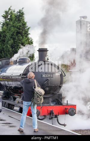 Kidderminster, Großbritannien. 21. September 2018. Tag zwei des Severn Valley Railway Herbst Dampf Gala sieht aufgeregt scharen scharen zu Kidderminster SVR Heritage Railway Station. Trotz der Regenschauer, Zug Enthusiasten jede Gelegenheit ergreifen, um die heutigen Speicher dieser kolossalen besuchen UK Dampflokomotiven erfassen. Auf Darlehen von der North York Moors Railway, die Q6 Dampflok 63395 wartet neben der Plattform bereit für die Abreise. Quelle: Lee Hudson/Alamy leben Nachrichten Stockfoto