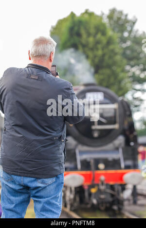 Kidderminster, Großbritannien. 21. September 2018. Tag zwei des Severn Valley Railway Herbst Dampf Gala sieht aufgeregt scharen scharen zum Kidderminster SVR-Station. Trotz der Regenschauer, Zug Enthusiasten jede Gelegenheit ergreifen, um die heutigen Speicher dieser kolossalen besuchen Dampflokomotiven erfassen, besonders die Herzogin von Sutherland, glänzend in ihrem feinen Crimson livery. Quelle: Lee Hudson/Alamy leben Nachrichten Stockfoto