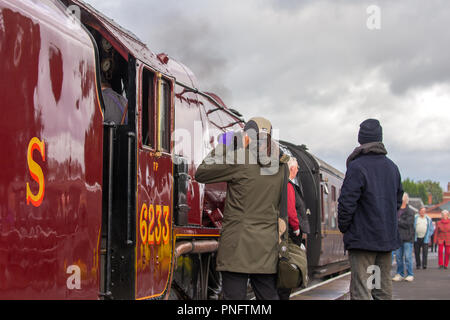 Kidderminster, Großbritannien. September 2018. Tag 2 der Severn Valley Railway Autumn Steam Gala sieht begeisterte Menschenmassen an der Kidderminster SVR Station strömen. Trotz Regenschauern nutzen Eisenbahnenthusiasten jede Gelegenheit, um die heutige Erinnerung an diese großartigen britischen Dampflokomotiven einzufangen, insbesondere die Duchess of Sutherland aus dem Jahr 6233, die in ihrer feinen purpurroten Lackierung erstrahlend aussieht. Kredit: Lee Hudson/Alamy Live News Stockfoto