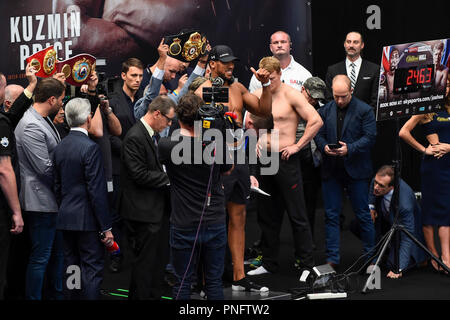 London, Großbritannien. 21. September 2018. Anthony Joshua auf der Waage auf der offiziellen Wiegen, im Business Design Centre in Islington, vor der Anthony Josua vs Alexander Povetkin Welt - heavyweight kämpfen. Povetkin ist die obligatorische Challenger zu Josua der WBA und Josua wird auch seine WBA Super, IBF, WBO und IBO Riemen verteidigen, wenn die beiden Kämpfer im Ring im Wembley Stadium am 22. September. Credit: Stephen Chung/Alamy leben Nachrichten Stockfoto