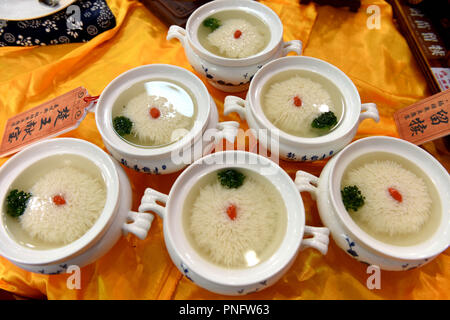 Huainan, Huainan, China. 21 Sep, 2018. Huainan, CHINA - Mehr als 300 Gerichte von bean-curd gesehen werden kann bei den Tofu Festival in Huainan gehalten, Osten ChinaÃ¢â'¬â"¢s der Provinz Anhui. Credit: SIPA Asien/ZUMA Draht/Alamy leben Nachrichten Stockfoto