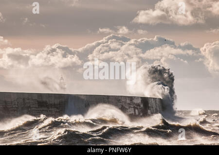 Newhaven, East Sussex, UK..21. September 2018..Die Extremitäten des Sturms Bronagh schufen spektakuläre Szenen an der Südküste. Wind aus der WSW, etwas kühler als spät, peitscht die Wellen am Newhaven West Arm & Leuchtturm hoch. . Stockfoto