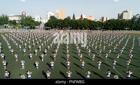 Zhangjiakou, China. 21 Sep, 2018. Hunderte von jungen Studenten Line up Fußball Übungen an einer Grundschule im Norden Zhangjiakou, Provinz Hebei Provinz Chinas. Credit: SIPA Asien/ZUMA Draht/Alamy leben Nachrichten Stockfoto