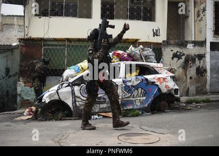 20. September 2018, Brasilien, Rio de Janeiro: Die brasilianische Wachsoldaten während einer counternarcotics Betrieb in der Favela Jacarezinho. Foto: Fabio Teixeira/dpa Stockfoto