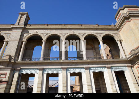 London, 21. September 2018, blauer Himmel über Alexandra Palace im Norden von London. Die Prognose für die windigen Bedingungen, auch in Zukunft über das Wochenende, da die meisten von Großbritannien durch starke Winde und stürmischen Bedingungen beeinflußt worden ist. Credit: Keith Larby/Alamy leben Nachrichten Stockfoto