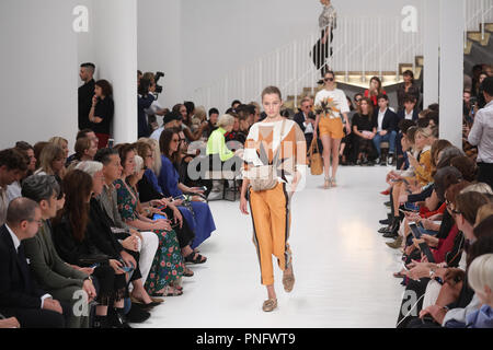 Mailand, Italien. 21 Sep, 2018. Modelle Kreationen von Tod's während der Mailand Fashion Week Frühjahr/Sommer 2019 in Mailand, Italien, Sept. 21, 2018. Credit: Alberto Lingria/Xinhua/Alamy leben Nachrichten Stockfoto