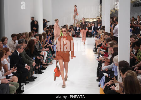 Mailand, Italien. 21 Sep, 2018. Modelle Kreationen von Tod's während der Mailand Fashion Week Frühjahr/Sommer 2019 in Mailand, Italien, Sept. 21, 2018. Credit: Alberto Lingria/Xinhua/Alamy leben Nachrichten Stockfoto