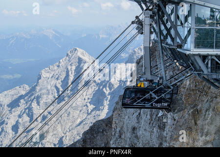 Grainau, Bayern. 21 Sep, 2018. Die Gondel der Zugspitz Seilbahn, hatte einen Unfall hängend an der Bergstation der Zugspitze nach der Rettung. Noch nicht einmal ein dreiviertel Jahr nach Inbetriebnahme, ein Unfall während einer Übung der neuen Zugspitz Seilbahn gelähmt ist. Eine Rettung Korb waren auf einen der beiden neuen Seilbahn Kabinen während der Übung glitt. Credit: Matthias Balk/dpa/Alamy leben Nachrichten Stockfoto