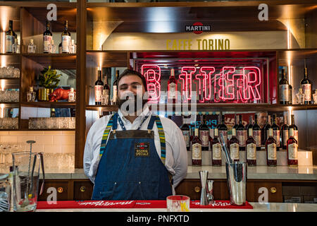 Italien Turin, Lingotto 21 September 2018 Terra Madre - Salone del Gusto - Barkeeper Martini Credit: Wirklich Easy Star/Alamy leben Nachrichten Stockfoto