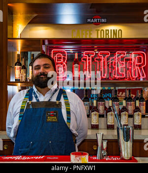 Italien Turin, Lingotto 21 September 2018 Terra Madre - Salone del Gusto - Barkeeper Martini Credit: Wirklich Easy Star/Alamy leben Nachrichten Stockfoto
