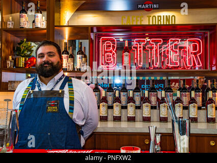 Italien Turin, Lingotto 21 September 2018 Terra Madre - Salone del Gusto - Barkeeper Martini Credit: Wirklich Easy Star/Alamy leben Nachrichten Stockfoto