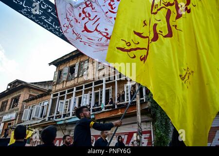 September 21, 2018 - Srinagar, J&K, Indien - ein Kaschmirischen schiitischen Trauernder gesehen, die eine Flagge während einer Trauer Prozession am zehnten Tag der Ashura. Ashura ist der zehnte Tag des Muharram, der erste Monat des Islamischen Kalenders, um die Welt in Erinnerung an das Martyrium des Imam Hussain, der Enkel des Propheten Mohammed beobachtet. Credit: Saqib Majeed/SOPA Images/ZUMA Draht/Alamy leben Nachrichten Stockfoto