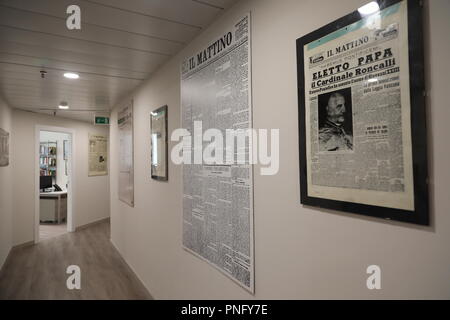 September 21, 2018 - Heute morgen wurde der neue Sitz der historischen Zeitung der Stadt Neapel eingeweiht', 'Il Mattino'' .. den neuen Hauptsitz in der Centro Direzionale di Napoli in der Torre Francesco befinden sich im 33. Stock.. Die Veranstaltung wurde von der höchsten Stadt Behörden wie der Bürgermeister Luigi De Magistris, der Präfekt der Polizeichef und der Präsident der Kammer der Abgeordneten Roberto Fico. Die Redaktion der Journalist der Mattino Giancarlo Siani gewidmet war, getötet durch die Camorra..Giancarlo Bruder anwesend war für das Schneiden der Multifunktionsleiste, Paolo besucht Stockfoto