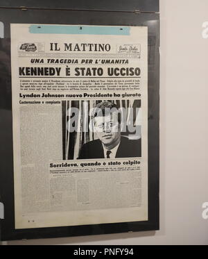 September 21, 2018 - Heute morgen wurde der neue Sitz der historischen Zeitung der Stadt Neapel eingeweiht', 'Il Mattino'' .. den neuen Hauptsitz in der Centro Direzionale di Napoli in der Torre Francesco befinden sich im 33. Stock.. Die Veranstaltung wurde von der höchsten Stadt Behörden wie der Bürgermeister Luigi De Magistris, der Präfekt der Polizeichef und der Präsident der Kammer der Abgeordneten Roberto Fico. Die Redaktion der Journalist der Mattino Giancarlo Siani gewidmet war, getötet durch die Camorra..Giancarlo Bruder anwesend war für das Schneiden der Multifunktionsleiste, Paolo besucht Stockfoto