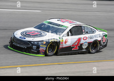 Richmond, VA, USA. 21 Sep, 2018. Monster Energy NASCAR Cup Series Fahrer Kevin Harvick (4) treibt über Drehen zwei während des zweiten Federated Auto Parts 400 Praxis in Richmond, VA. Jonathan Huff/CSM/Alamy leben Nachrichten Stockfoto