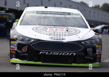 Richmond, Virginia, USA. 21 Sep, 2018. Kevin Harvick (4) bringt sein Auto zurück in die Garage während der Praxis für die federated Auto Parts 400 Richmond Raceway in Richmond, Virginia. Quelle: Chris Owens Asp Inc/ASP/ZUMA Draht/Alamy leben Nachrichten Stockfoto