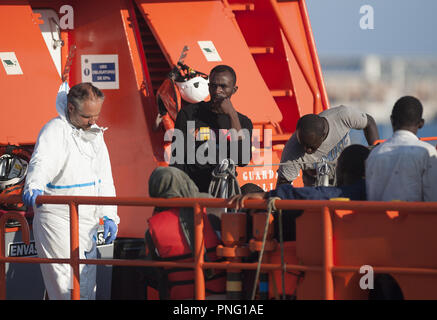 Malaga, Spanien. Sept 2018 21. . Migranten auf einem rettungsboot gesehen nach ihrer Ankunft am Hafen von Malaga. Spanisch Sicherheit auf See gerettet Insgesamt 121 Migranten an Bord Jollen vom Mittelmeer und brachten sie nach Malaga Hafen, wo Sie durch das Rote Kreuz unterstützt wurden. Credit: Jesus Merida/SOPA Images/ZUMA Draht/Alamy leben Nachrichten Stockfoto