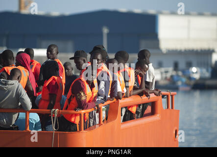 Malaga, Spanien. Sept 2018 21. . Migranten auf einem rettungsboot gesehen nach ihrer Ankunft am Hafen von Malaga. Spanisch Sicherheit auf See gerettet Insgesamt 121 Migranten an Bord Jollen vom Mittelmeer und brachten sie nach Malaga Hafen, wo Sie durch das Rote Kreuz unterstützt wurden. Credit: Jesus Merida/SOPA Images/ZUMA Draht/Alamy leben Nachrichten Stockfoto