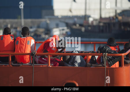 Malaga, Spanien. Sept 2018 21. . Migranten auf einem rettungsboot gesehen nach ihrer Ankunft am Hafen von Malaga. Spanisch Sicherheit auf See gerettet Insgesamt 121 Migranten an Bord Jollen vom Mittelmeer und brachten sie nach Malaga Hafen, wo Sie durch das Rote Kreuz unterstützt wurden. Credit: Jesus Merida/SOPA Images/ZUMA Draht/Alamy leben Nachrichten Stockfoto