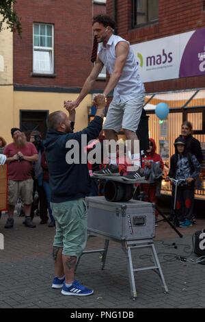 Cork, Irland. September, 2018 21. Kultur Nacht 2018, Cork City. Hier ist Clowns ohne Grenzen Vorformen bei Skiddys Schloss Plaza, North Main Street. An diesem Abend Kork kam heraus Kraft zu feiern Kultur Nacht 2018 mit einer Vielzahl von Veranstaltungen und Straße preformers sowie dieses viele Gebäude öffneten ihre Türen für Menschen zu erkunden. Kredit: Kredite: Damian Damian Coleman Coleman/Alamy leben Nachrichten Stockfoto