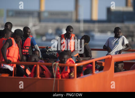 Malaga, Spanien. Sept 2018 21. . Migranten auf einem rettungsboot gesehen nach ihrer Ankunft am Hafen von Malaga. Spanisch Sicherheit auf See gerettet Insgesamt 121 Migranten an Bord Jollen vom Mittelmeer und brachten sie nach Malaga Hafen, wo Sie durch das Rote Kreuz unterstützt wurden. Credit: Jesus Merida/SOPA Images/ZUMA Draht/Alamy leben Nachrichten Stockfoto