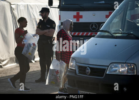 Malaga, Spanien. Sept 2018 21. . Migrantinnen sehen sich auf einem Van nach ihrer Ankunft am Hafen von Malaga. Spanisch für die Sicherheit insgesamt 121 Migranten an Bord Schlauchboote aus dem Mittelmeer gerettet, und brachte sie nach Malaga Hafen, wo Sie durch das Rote Kreuz unterstützt wurden. Credit: Jesus Merida/SOPA Images/ZUMA Draht/Alamy leben Nachrichten Stockfoto