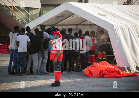 Malaga, Spanien. Sept 2018 21. . Migrantinnen und Migranten in einem Zelt mit Unterstützung des spanischen Roten Kreuzes. Spanisch für die Sicherheit gesehen werden gerettet Insgesamt 121 Migranten an Bord Jollen vom Mittelmeer und brachten sie nach Malaga Hafen, wo Sie durch das Rote Kreuz unterstützt wurden. Credit: Jesus Merida/SOPA Images/ZUMA Draht/Alamy leben Nachrichten Stockfoto