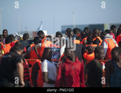 Malaga, Spanien. Sept 2018 21. . Migranten gesehen Aussteigen aus einem Rettungsboot nach ihrer Ankunft am Hafen von Malaga. Spanisch Sicherheit auf See gerettet Insgesamt 121 Migranten an Bord Jollen vom Mittelmeer und brachten sie nach Malaga Hafen, wo Sie durch das Rote Kreuz unterstützt wurden. Credit: Jesus Merida/SOPA Images/ZUMA Draht/Alamy leben Nachrichten Stockfoto