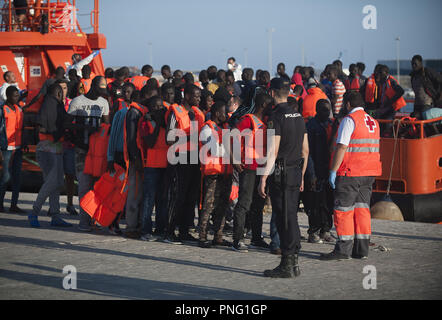 Malaga, Spanien. Sept 2018 21. . Migrantinnen und Migranten in einer Warteschlange gesehen nach dem Aussteigen von einem Rettungsboot im Hafen von Málaga. Spanisch Sicherheit auf See gerettet Insgesamt 121 Migranten an Bord Jollen vom Mittelmeer und brachten sie nach Malaga Hafen, wo Sie durch das Rote Kreuz unterstützt wurden. Credit: Jesus Merida/SOPA Images/ZUMA Draht/Alamy leben Nachrichten Stockfoto