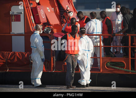 Malaga, Spanien. Sept 2018 21. . Migranten gesehen Aussteigen aus einem Rettungsboot nach ihrer Ankunft am Hafen von Malaga. Spanisch Sicherheit auf See gerettet Insgesamt 121 Migranten an Bord Jollen vom Mittelmeer und brachten sie nach Malaga Hafen, wo Sie durch das Rote Kreuz unterstützt wurden. Credit: Jesus Merida/SOPA Images/ZUMA Draht/Alamy leben Nachrichten Stockfoto