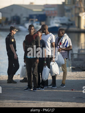 Malaga, Spanien. Sept 2018 21. . Migranten gesehen wartet mit Taschen nach ihrer Ankunft am Hafen von Malaga. Spanisch Sicherheit auf See gerettet Insgesamt 121 Migranten an Bord Jollen vom Mittelmeer und brachten sie nach Malaga Hafen, wo Sie durch das Rote Kreuz unterstützt wurden. Credit: Jesus Merida/SOPA Images/ZUMA Draht/Alamy leben Nachrichten Stockfoto