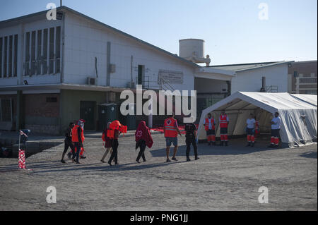 Malaga, Spanien. Sept 2018 21. . Migranten gesehen gehen in ein Zelt für die Unterstützung durch das Spanische Rote Kreuz. Spanisch Sicherheit auf See gerettet Insgesamt 121 Migranten an Bord Jollen vom Mittelmeer und brachten sie nach Malaga Hafen, wo Sie durch das Rote Kreuz unterstützt wurden. Credit: Jesus Merida/SOPA Images/ZUMA Draht/Alamy leben Nachrichten Stockfoto