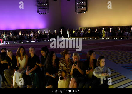 Mailand, Italien. 21 Sep, 2018. Fashion Show: Versace Credit: Unabhängige Fotoagentur/Alamy leben Nachrichten Stockfoto