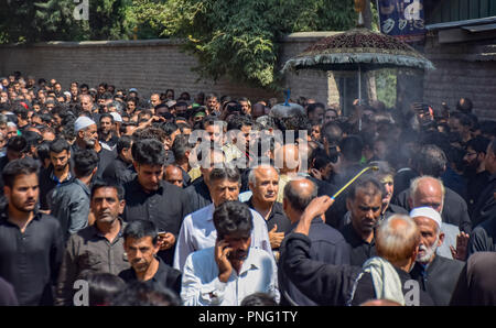 Srinagar, Jammu und Kaschmir, Indien. Sept 2018 21. Indien - Kaschmir schiitische Muslime gesehen Rituale in der zehnten Tag der Ashura. Ashura ist der zehnte Tag des Muharram, der erste Monat des Islamischen Kalenders, um die Welt in Erinnerung an das Martyrium des Imam Hussain, der Enkel des Propheten Mohammed beobachtet. Kredit Idrees: Abbas/SOPA Images/ZUMA Draht/Alamy leben Nachrichten Stockfoto