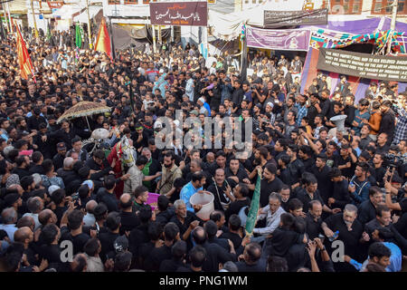 Srinagar, Jammu und Kaschmir, Indien. Sept 2018 21. Indien - Kaschmir schiitische Muslime gesehen Rituale in der zehnten Tag der Ashura. Ashura ist der zehnte Tag des Muharram, der erste Monat des Islamischen Kalenders, um die Welt in Erinnerung an das Martyrium des Imam Hussain, der Enkel des Propheten Mohammed beobachtet. Kredit Idrees: Abbas/SOPA Images/ZUMA Draht/Alamy leben Nachrichten Stockfoto