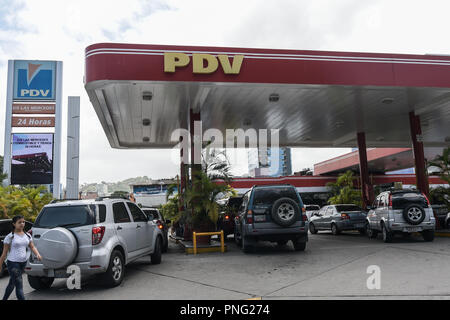 Caracas, Miranda, Venezuela. 21 Sep, 2018. Autos gesehen Schlange warten auf Benzin während einer Simulation Tag, um ein neues Gerät zu testen. Die Regierung der Bolivarischen Republik Venezuela Simulation in den Tankstellen der staatlichen Ölgesellschaft PDVSA (Petroleos de Venezuela), wo die Mitarbeiter ein Gerät verwenden, um den Verkauf und den Verbrauch von Benzin zu steuern durchgeführt. Sohn, Kredit: ZUMA Press, Inc./Alamy leben Nachrichten Stockfoto