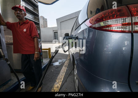 Caracas, Miranda, Venezuela. 21 Sep, 2018. Ein Mitarbeiter gesehen füllt den Tank eines Autos während einer Simulation Tag, um ein neues Gerät zu testen. Die Regierung der Bolivarischen Republik Venezuela durchgeführt Simulation in den Tankstellen der staatlichen Ölgesellschaft PDVSA (Petroleos de Venezuela), wo die Mitarbeiter ein Gerät verwenden, um den Verkauf und den Verbrauch von Benzin zu steuern. Credit: ZUMA Press, Inc./Alamy leben Nachrichten Stockfoto