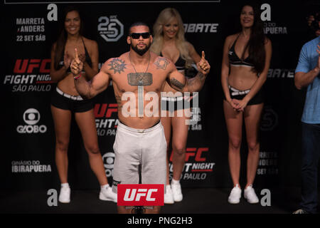 Sao Paulo, Sao Paulo, Brasilien. 21 Sep, 2018. Brasilianische UFC fighter THIAGO MARRETA während der Veranstaltung vor der UFC Fight Night Sao Paulo, an der Ibirapuera Gymnasium in Sao Paulo Brasilien wiegen. Credit: Paulo Lopes/ZUMA Draht/Alamy leben Nachrichten Stockfoto