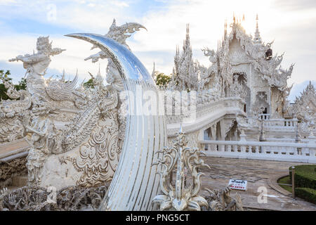 Chiangrai, Thailand - September 01, 2018: Wat Rong Khun (weiße Tempel) ist eine der beliebtesten Sehenswürdigkeiten Touristen in Thailand besuchen, mit modernen Stockfoto