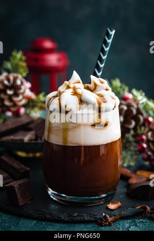 Heiße Schokolade mit Sahne. Drink Schokolade und Weihnachtsschmuck Stockfoto