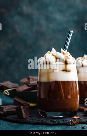 Heiße Schokolade mit Sahne. Schokolade Dessert Getränke in Glas Stockfoto