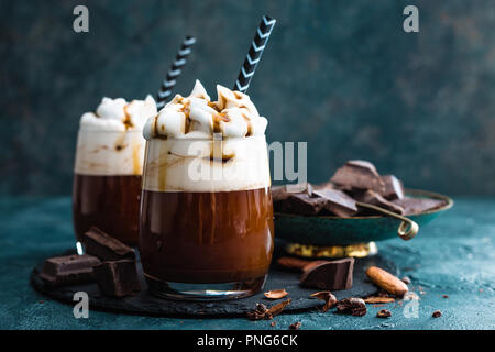 Heiße Schokolade mit Sahne. Schokolade Dessert Getränke in Glas Stockfoto