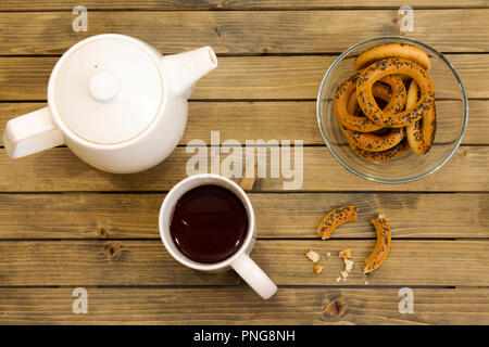 Tee Set mit Bagels auf hölzernen Hintergrund Stockfoto