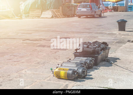 Atemluftflaschen für Tauchen auf der Pier. Volle Sauerstoffflaschen und Tauchausrüstung bereit zu tauchen. Stockfoto