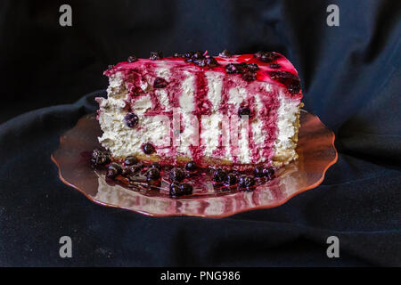 Frischer hausgemachter Käsekuchen mit Heidelbeeren auf Glasplatte auf einem dunklen Hintergrund, in der Nähe Stockfoto