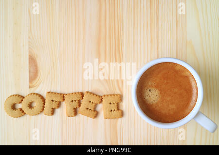 Blick von oben auf eine Tasse Kaffee mit Alphabet geformte Gebäck Rechtschreibung das Wort Kaffee auf Holztisch mit Platz für Text und Gestaltung Stockfoto